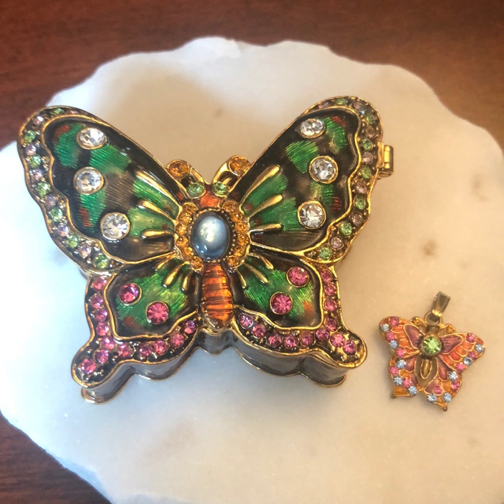 Butterfly box w/ sparkly butterfly pendant inside